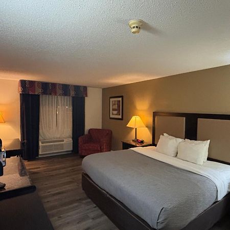 Quality Inn & Suites Woodstock Near Lake Geneva Екстер'єр фото