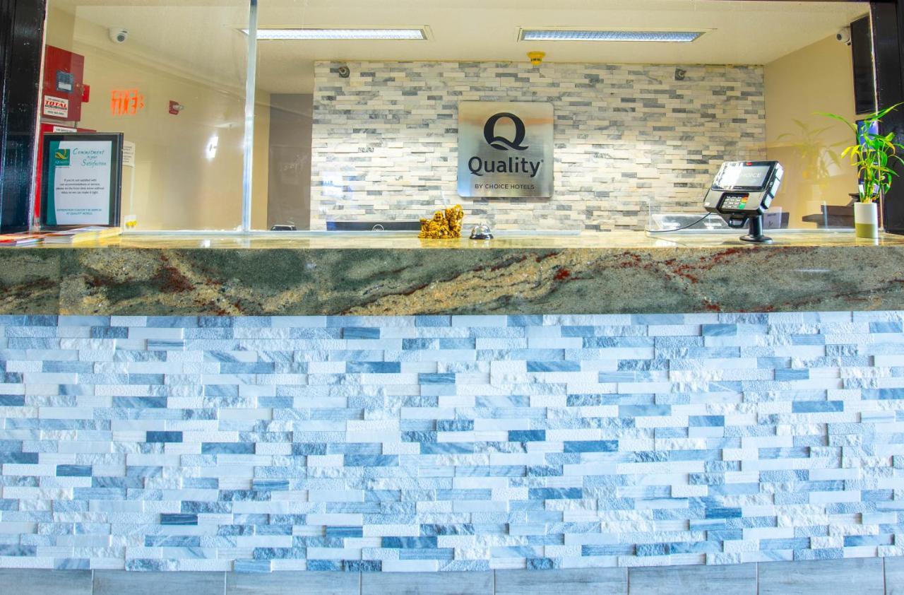 Quality Inn & Suites Woodstock Near Lake Geneva Екстер'єр фото