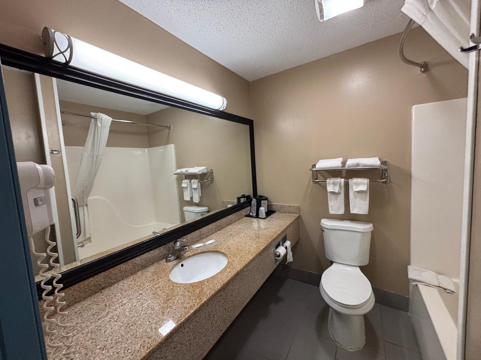 Quality Inn & Suites Woodstock Near Lake Geneva Екстер'єр фото