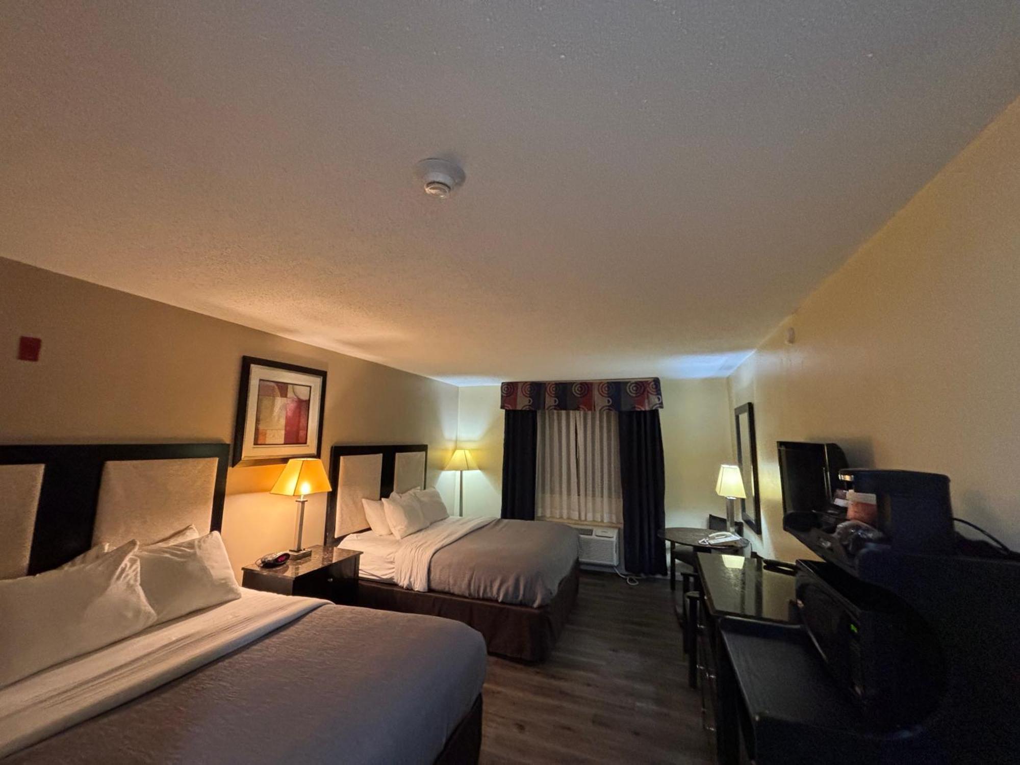 Quality Inn & Suites Woodstock Near Lake Geneva Екстер'єр фото