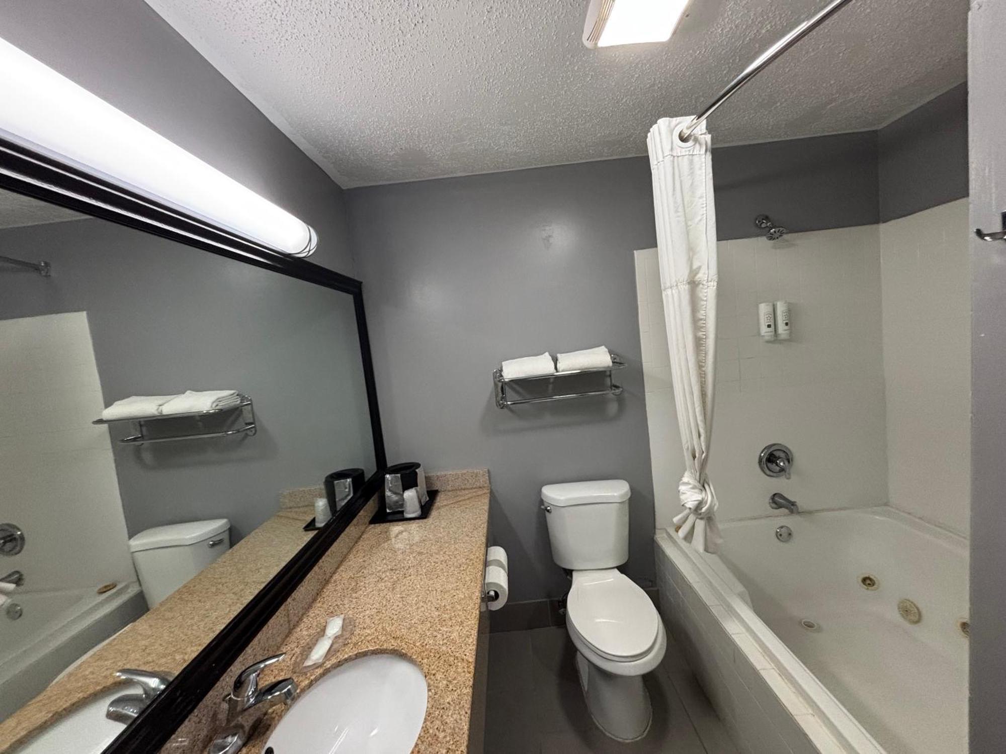 Quality Inn & Suites Woodstock Near Lake Geneva Екстер'єр фото