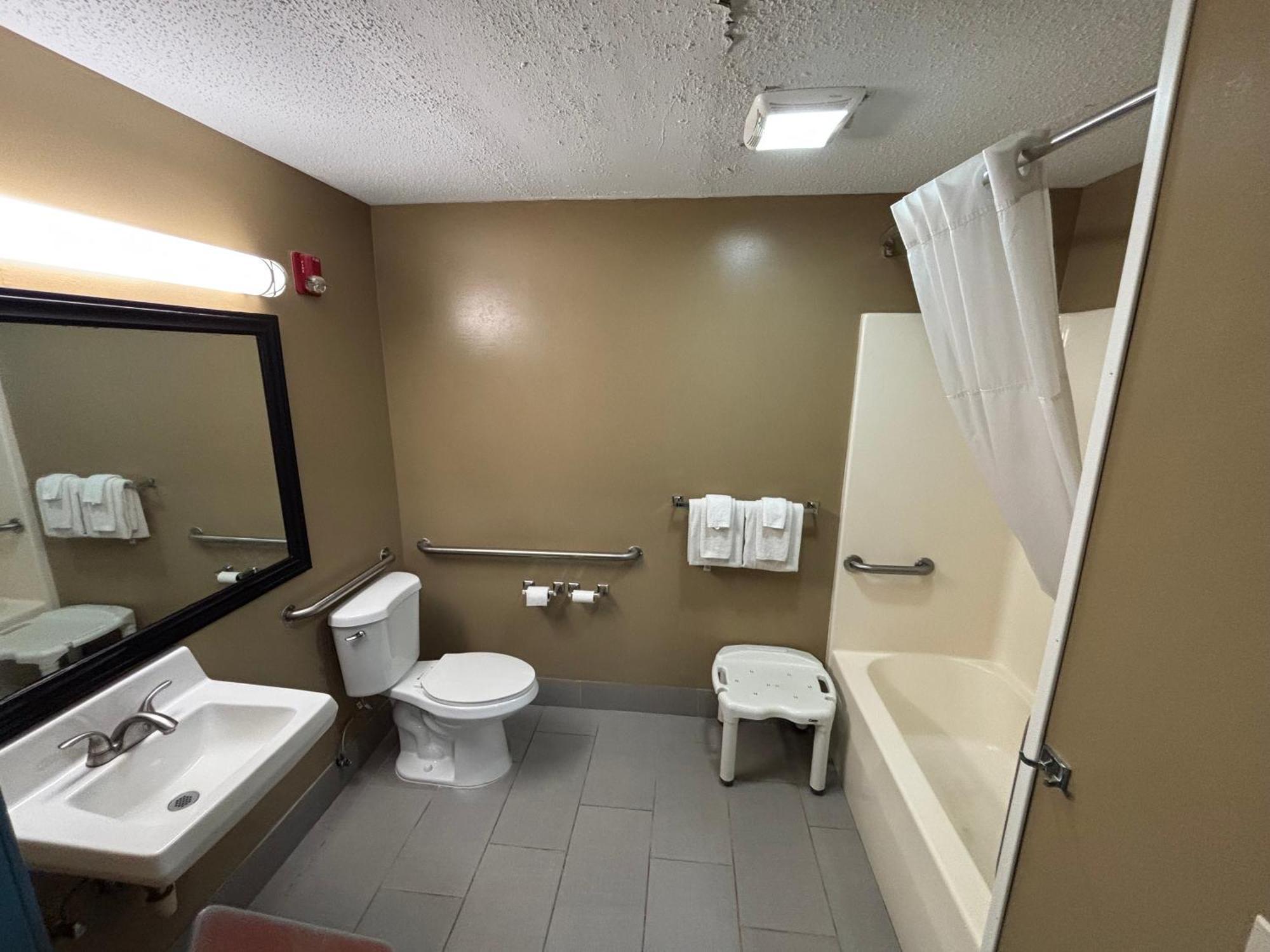Quality Inn & Suites Woodstock Near Lake Geneva Екстер'єр фото